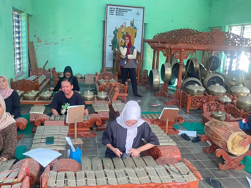 Latihan Gamelan Rutin Pamong dan Staf Kalurahan Sabdodadi sebagai Upaya Melestarikan Budaya Jawa
